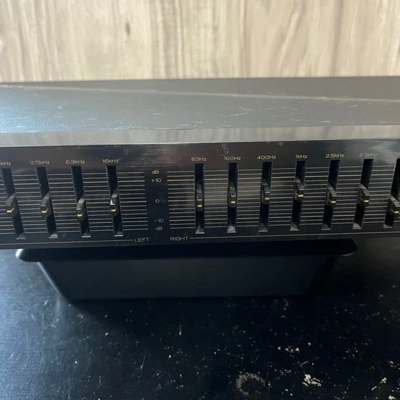 MITSUBISHI DA-G108 7-Band Stereo Graphic Equalizer Powers On (read) - Picture 3 of 10